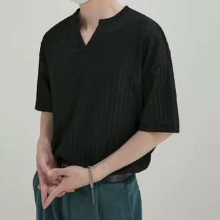 เสื้อยืดผู้ชายแขนสั้น ทรงหลวม คอวีเล็ก ลายริ้ว สีพื้น สไตล์เกาหลี ผ้าบางเบา ใส่สบาย ฤดูร้อน M-2XL[COD]