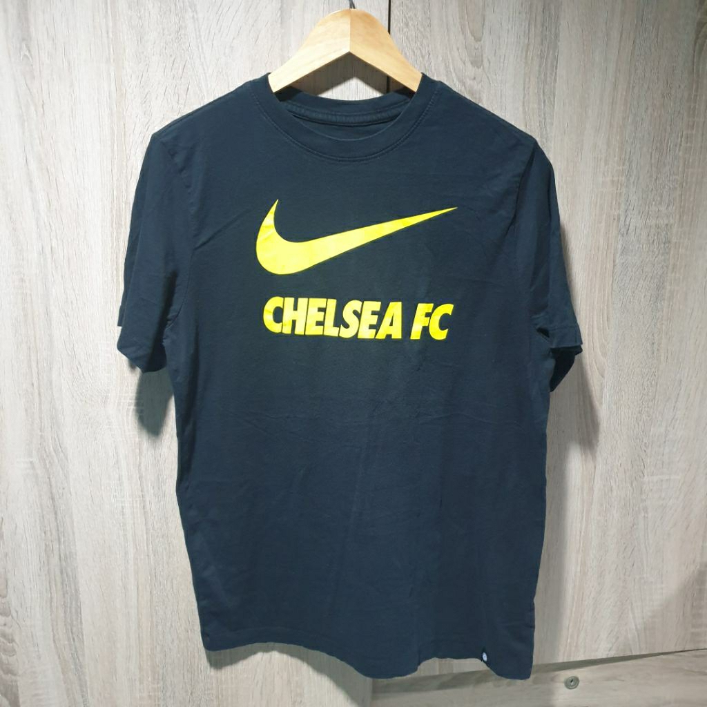 เสื้อยืดแบรนด์แท้ x Chelsea FC สีดำ ของแท้มือสอง