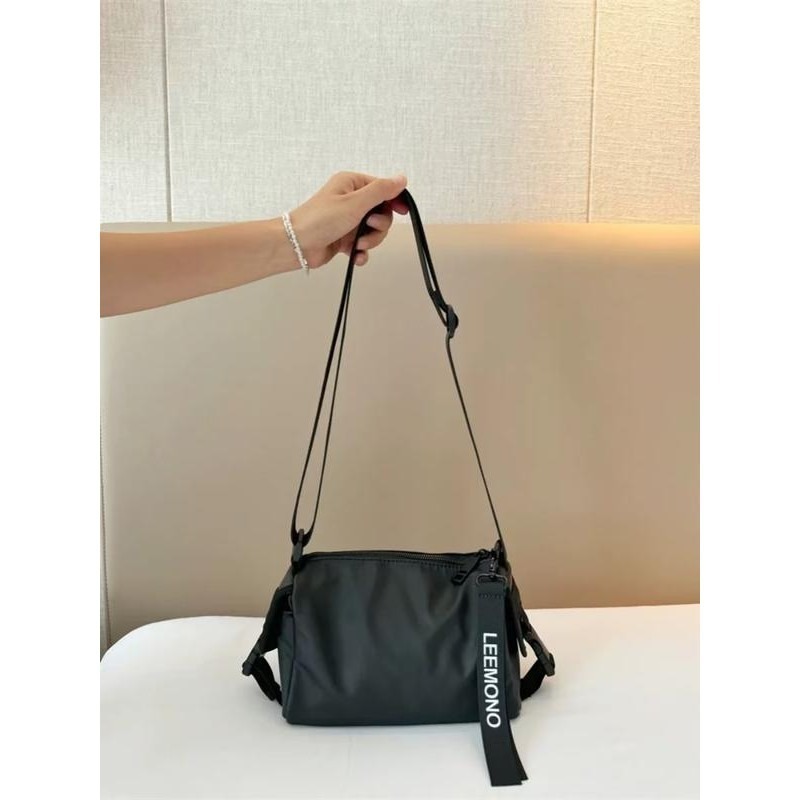 กระเป๋าสะพายไหล่สำหรับผู้หญิง กระเป๋าเก็บของมีสไตล์และลำลอง ใช้งานได้หลากหลาย วัสดุกันน้ำ ใช้ได้ทั้งชายและหญิง - รูปที่ 4