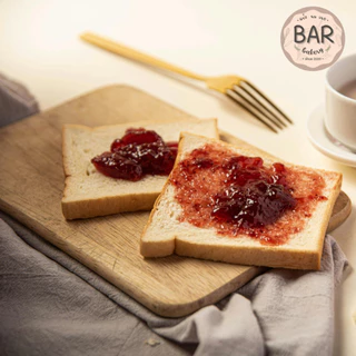 แยมหยาบมีเนื้อผลไม้ ตราควีน (Queen Jam) ขนาด 1 กิโลกรัม ผลิตจากผลไม้คุณภาพ ให้รสชาติหวานหอม พร้อมเนื้อผลไม้สัมผัสเต็มคำ