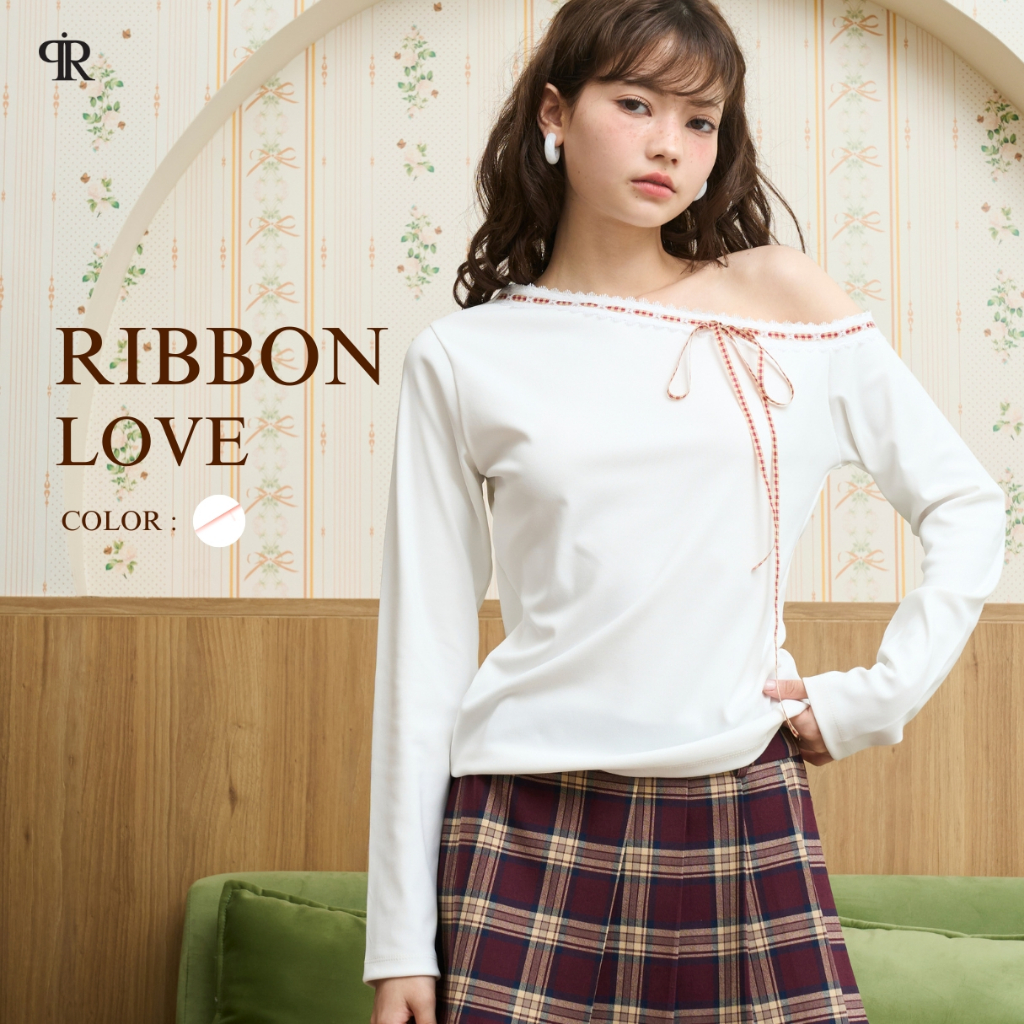 Panchitar Ribbon Love – เสื้อยืดแขนยาวปาดไหล่ ดีเทลริบบิ้นสีแดงลายคริสต์มาสผูกโบว์