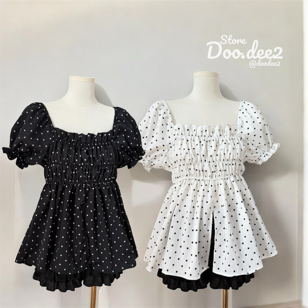 ♦️DOODEE2♦️เสื้อแขนตุ๊กตาคอเหลี่ยมสม็อกตรงอก ปล่อยชายระบายผ่าหน้า ผ้าครัชลายจุด