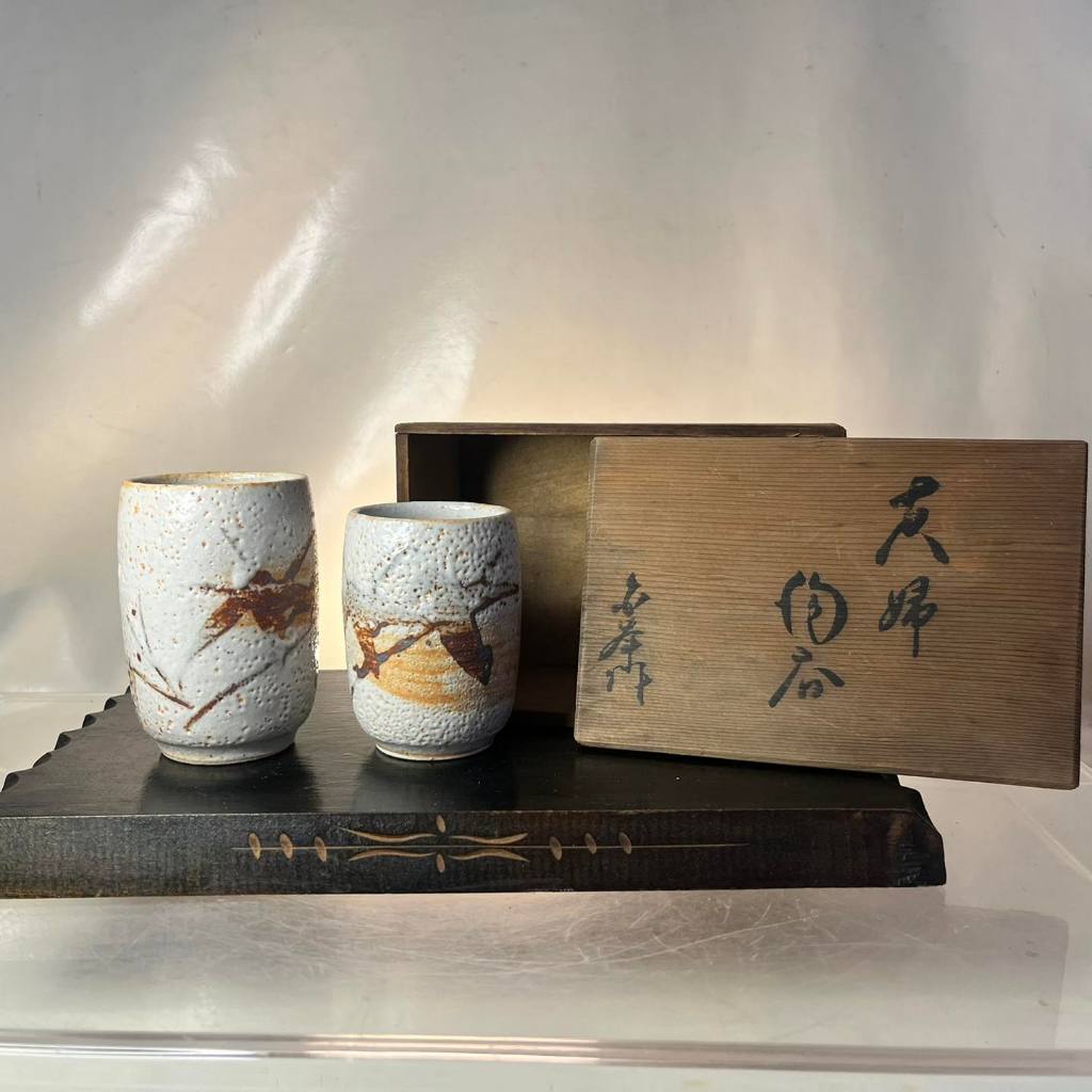 คู่ถ้วยใบนี้เป็นงาน Shino ware Shino Ware – Mino-yaki Pair Yunomi (Couple Tea Cups)