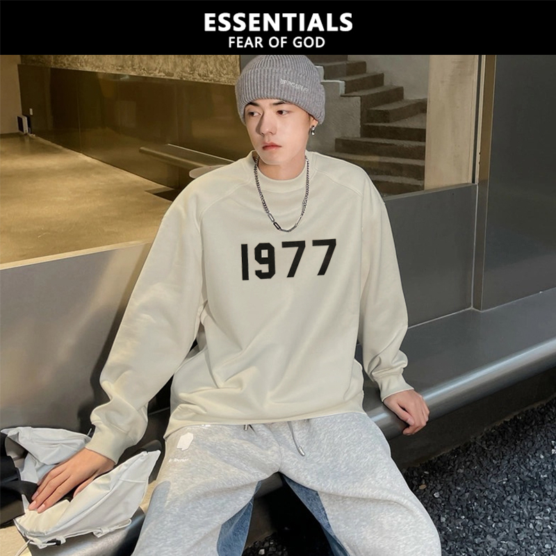 『ESSENTIALS』เสื้อสเวตเตอร์ FOG ESSENTIALS 1977 เสื้อสเวตเตอร์ลายตัวอักษรผ้าฝ้าย 100%