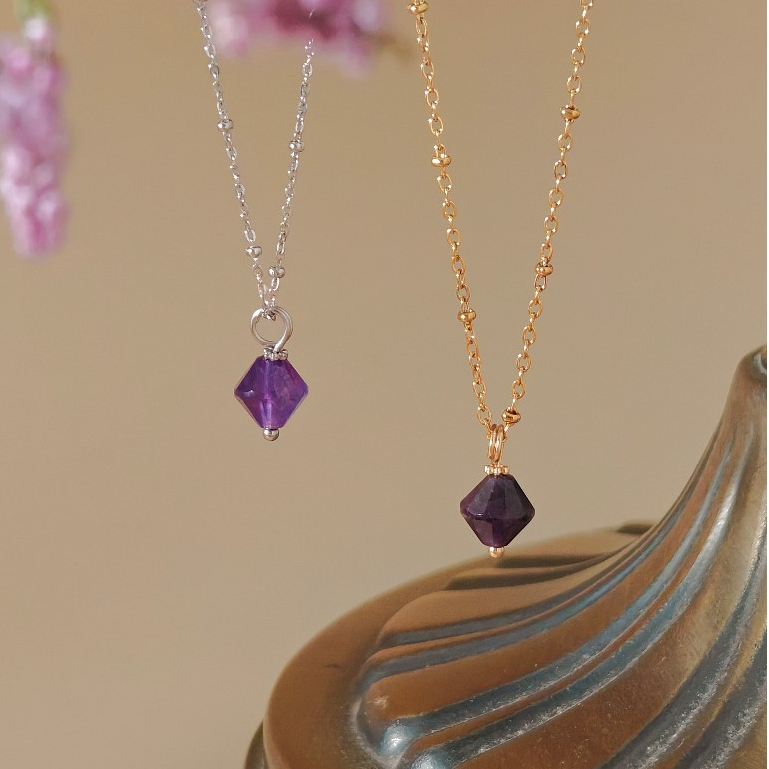 Vachana - Aurora Rhombus Amethyst Necklace (สร้อยอเมทิสต์แท้รูปทรงคล้ายเพชร มีต่างหูเงินแท้ 92.5%)