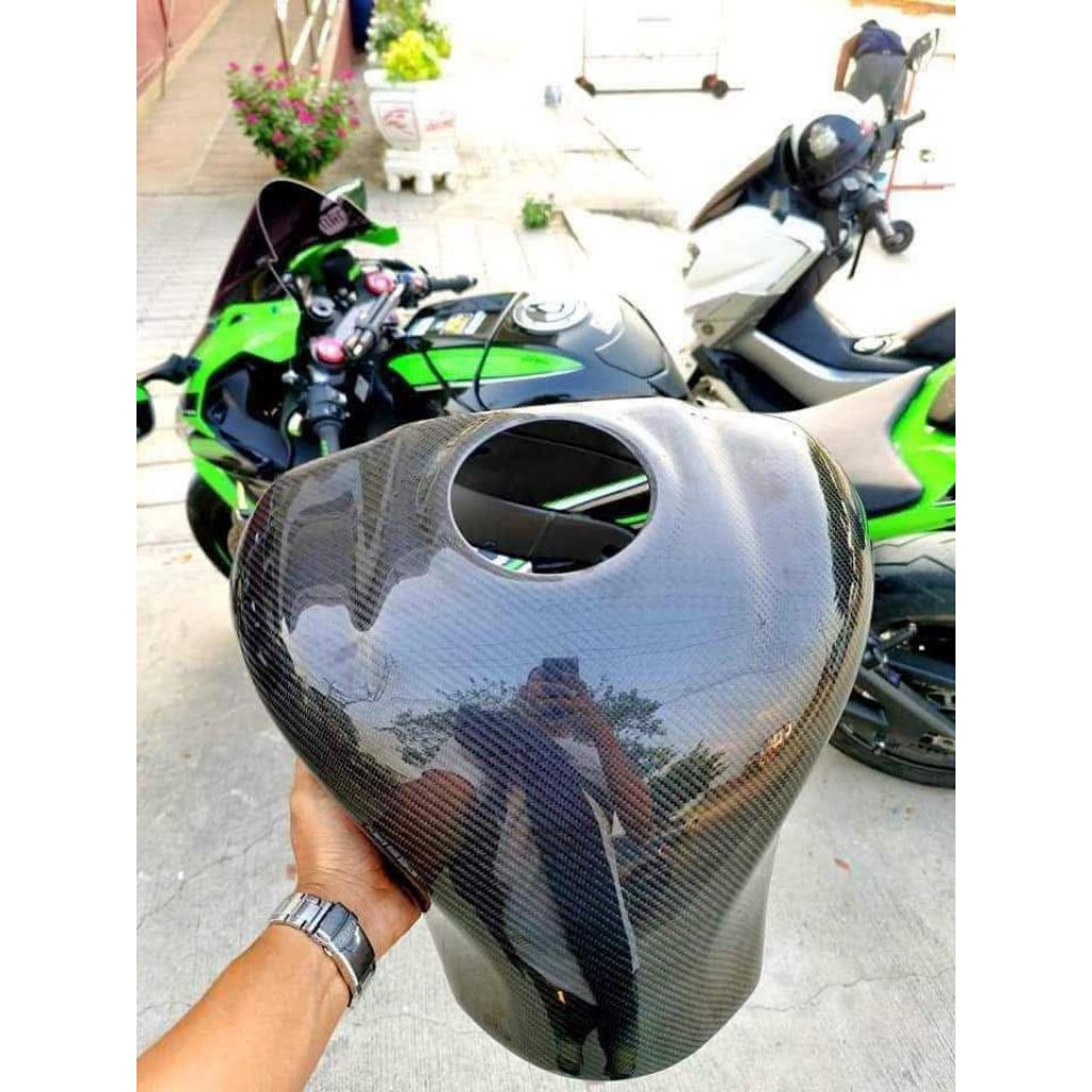 ครอบถังเพียวคาร์บอน zx10rย้ำว่าเพียวคาร์บอนแท้ไม่ใช่ฟิล์มลอยน้ำไม่ใช่สติ๊กเกอร์