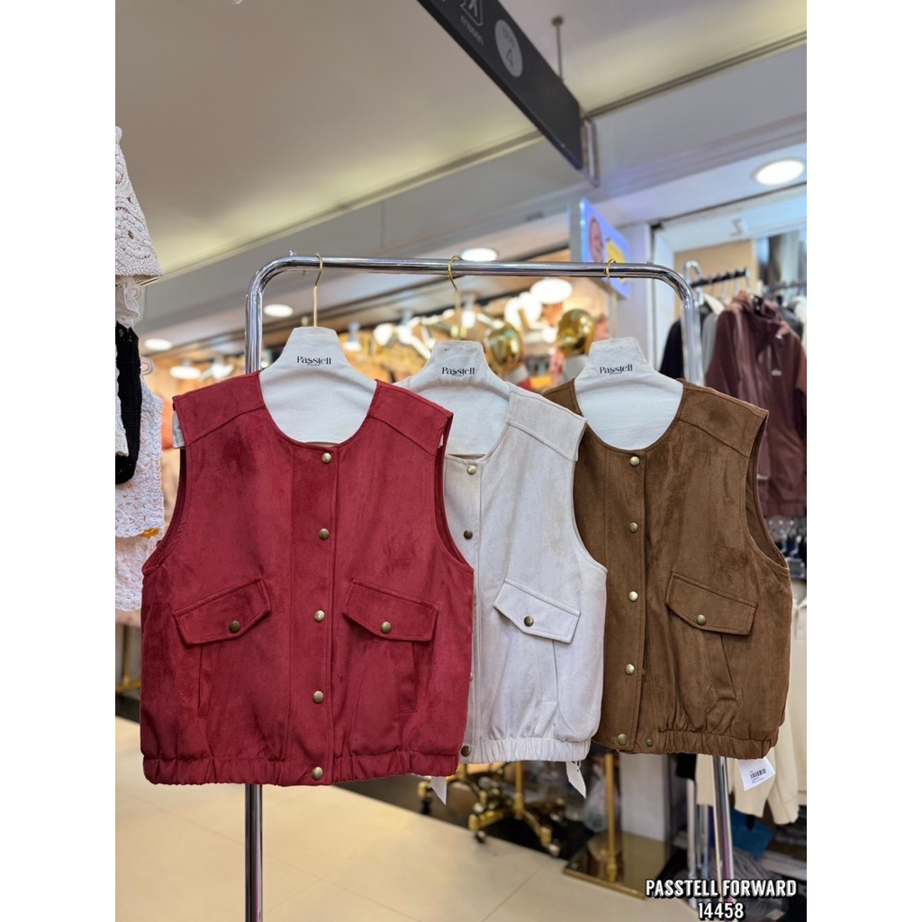 🇰🇷New🇰🇷  Korea suede VEST  เสื้อกั๊กมาใหม่น่ารักมาก ด้านในมีบุขนนิ่มมากกกก ใส่ออกมาน่ารักเลยย