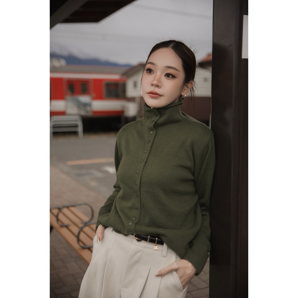 Premier sweater ( w/buttton )   ไหมพรมแต่งกระดุม สีสุดชิคคคค รุ่นนี้ดีไซน์สวยเก๋ สามารถใส่ได้หลายลุค