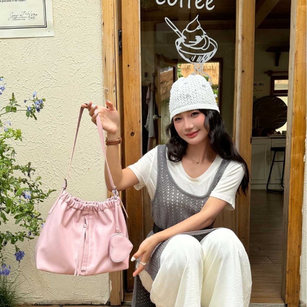 กระเป๋าbambi พกของได้เยอะ ใส่ไปทำงานหรือเที่ยวก็เหมาะ กระเป๋าผ้าใบสไตล์ Y2K สำหรับนักเรียน กระเป๋าหัวใจ
