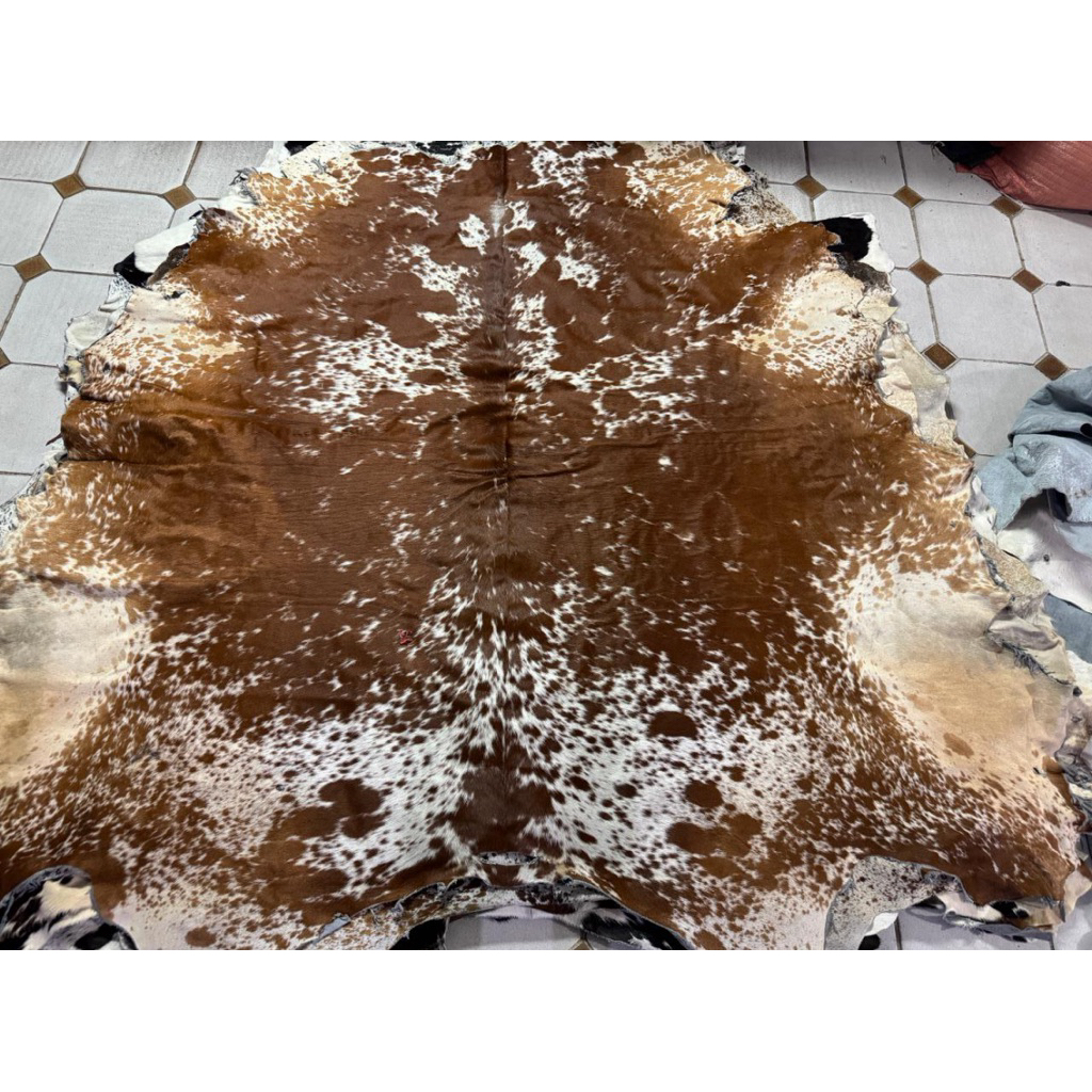 นำเข้า 🤎🤍 Brown & White Tricolour Cowhide Rug – Large 180cm+ 🤍🤎