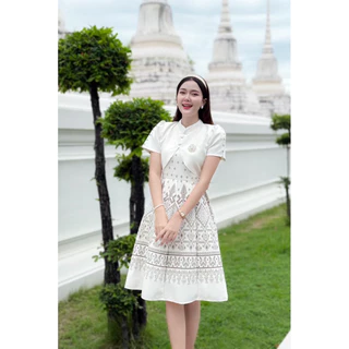 PIRA DRESS เดรสผ้าฝ้ายสีขาว อัดกาวทั้งชุด แต่งคอจีน