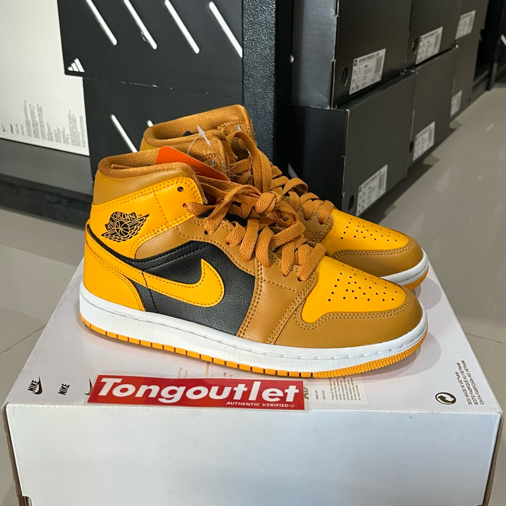 WMNS AIR JORDAN 1 MID CHUNTNEY TAXI 5.5us 36eu กล่องตัดฝา ของแท้100% ป้ายไทย SKU:BQ6472-700 พร้อมส่ง