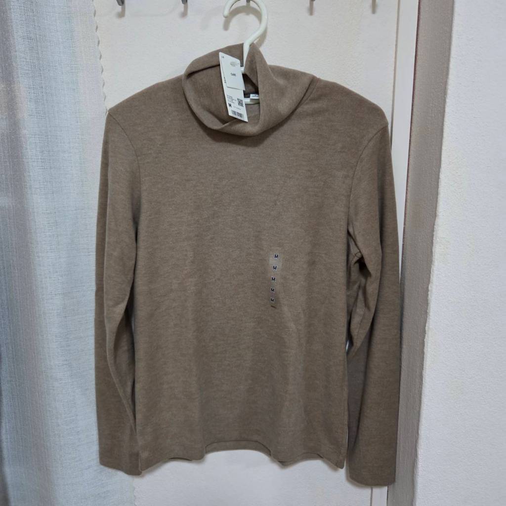 Uniqlo เสื้อยืดผู้หญิง ผ้าฟลีซ Heattech คอเต่า แขนยาว เสื้อกันหนาว ฮีทเทค ของแท้100% ของใหม่ หลายสี 