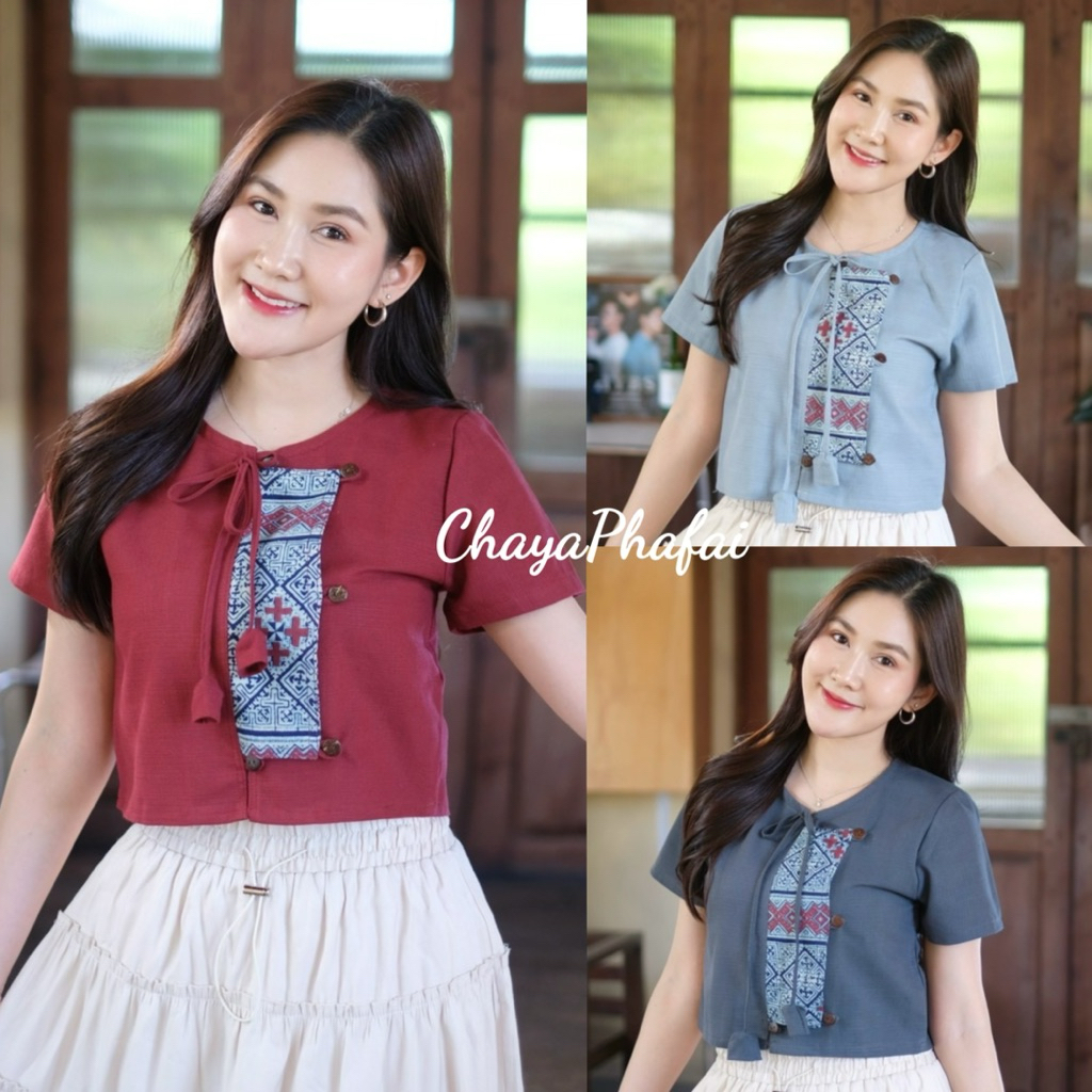 เสื้อคอกลมป้ายข้างแขนสามส่วน ปักลายด้นมือ กระดุมกระดิ่ง