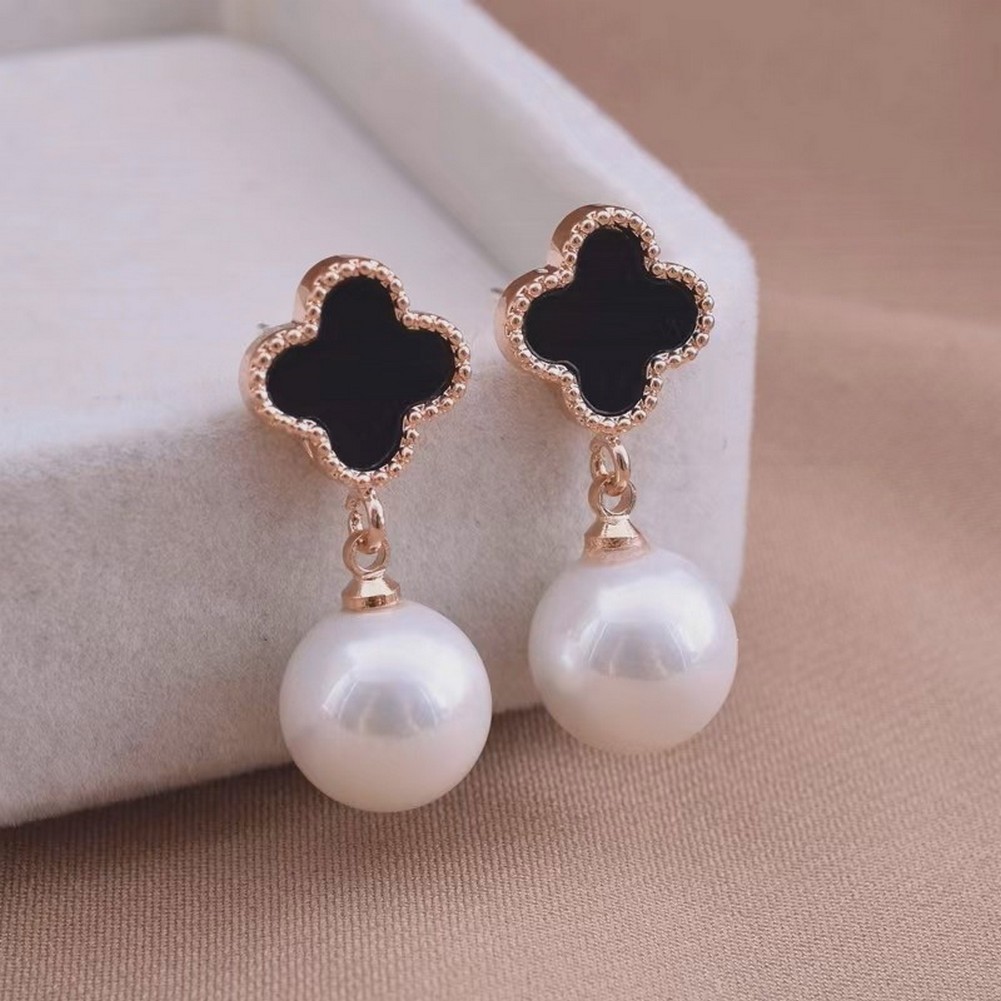 QK Jewelry ต่างหูมุกรูปใบโคลเวอร์สี่แฉก ดีไซน์หรูหราและมีสไตล์ ชุบทองคำแท้ และใช้เข็มเงินสเตอร์ลิง 925 ราคา ถูกที่สุด ดีลบีเคเค