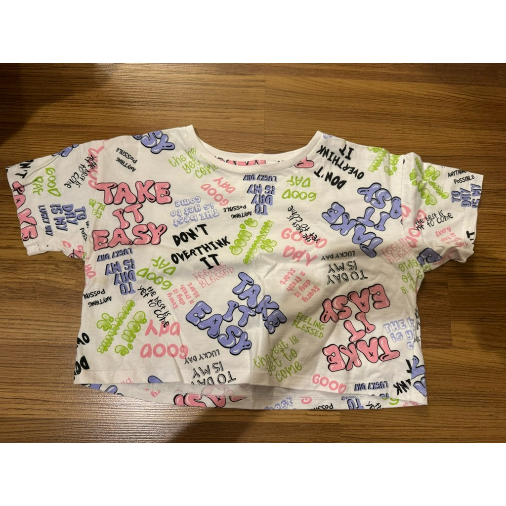 สภาพดี เสื้อยืดพื้นขาวพิมพ์ลายอักษรน่ารัก ยี่ห้อ basico มือสอง สภาพดี