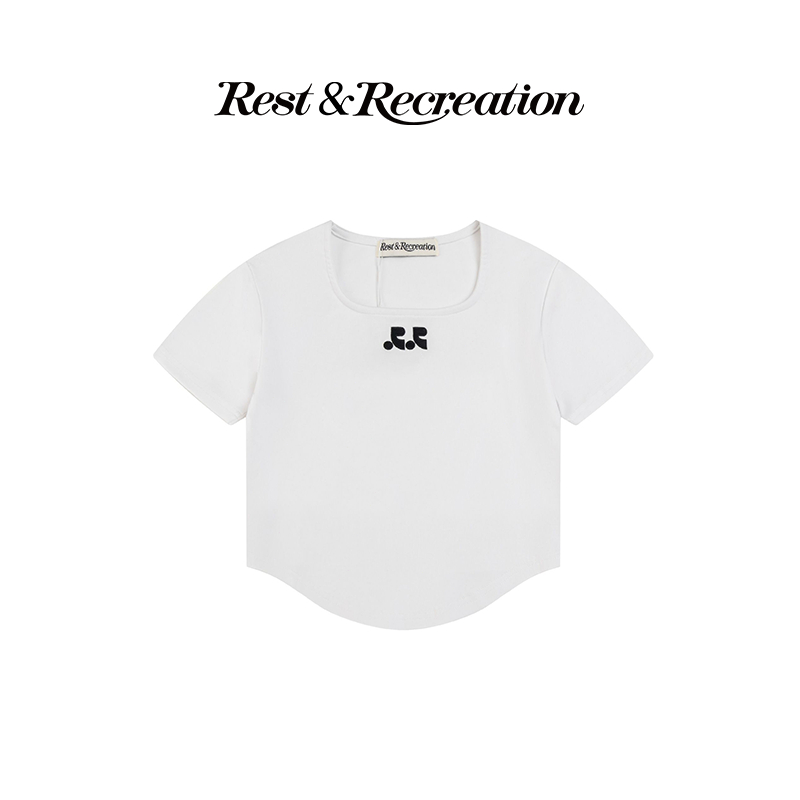 Rest and Recreation🇰🇷  RR SQUARE NECK TOP - WHITE เสื้อยืดตัวสั้นพิมพ์ลายตัวอักษร