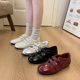 รองเท้าผ้าใบแบบแมรีเจนทรงแฟลตสไตล์ใหม่ ได้แรงบันดาลใจจากรองเท้าบัลเล่ต์ เหมาะสำหรับใส่เล่นกีฬาหรือใส่ลำลอง