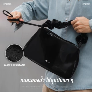 KIM&CO. ORIGINAL – CITY SLIP (KCBT023) กระเป๋าสะพายมินิมอลสำหรับชีวิตในเมือง กันน้ำ เบา คงรูปสวย สายรูดปรับได้