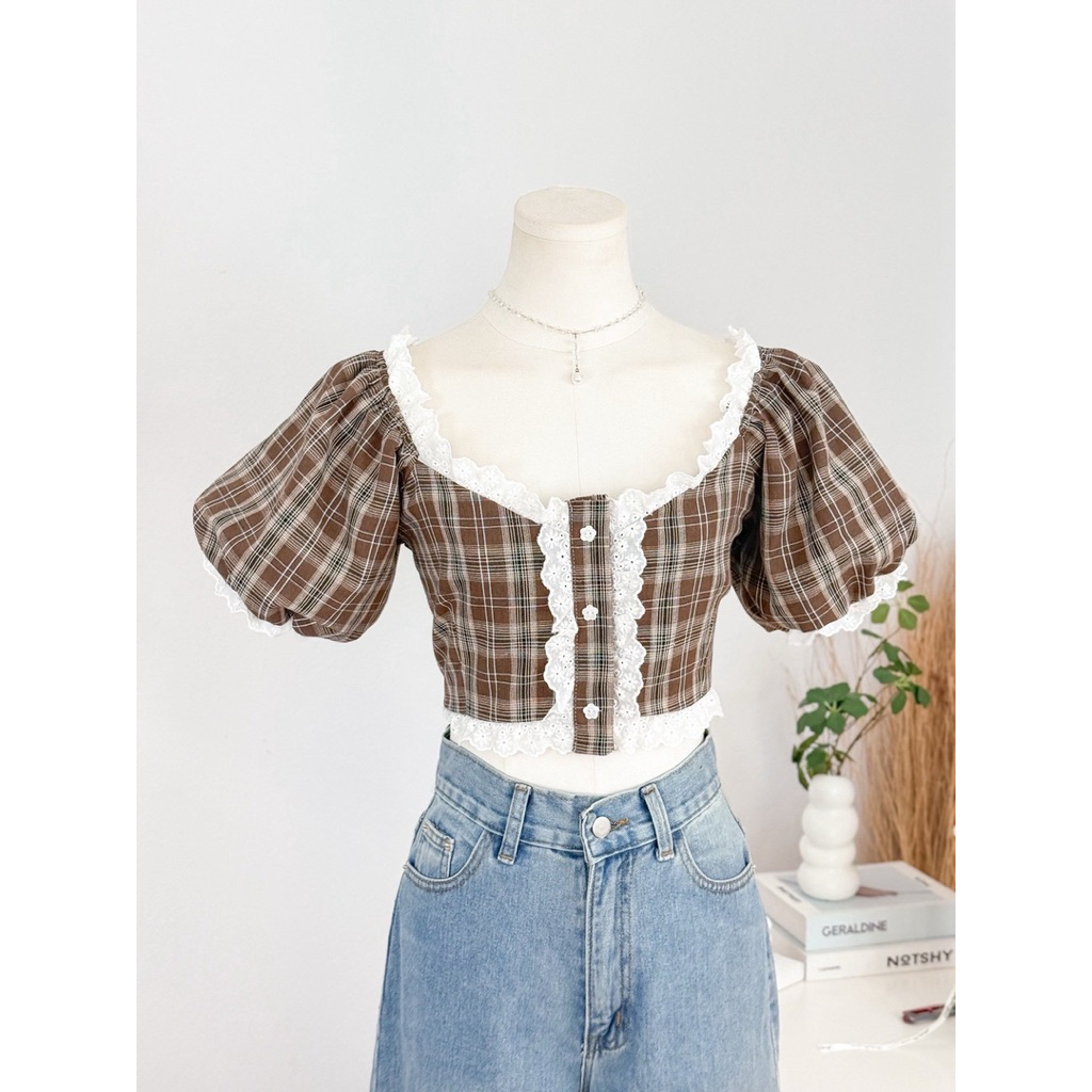 INFINITY : Fesan Crop (เฟซาน)  เสื้อแขนตุ๊กตา คอวี ทรงครอป แต่งระบายลูกไม้สวยหวาน