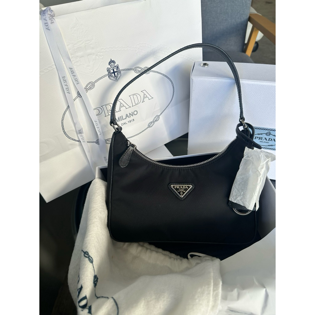 Prada Re Edition 2005 Y.24 หูหนัง
