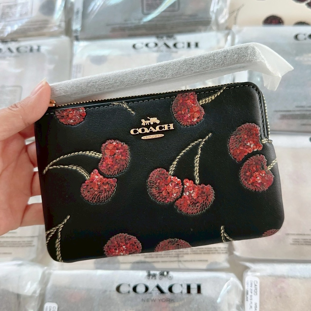 👑ผ่อน 0%👑คล้องมือ1zip 58035 Corner Zip Wristlet cw854 cdf05