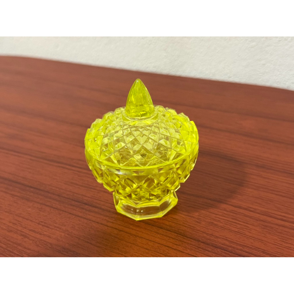 โถแก้วจานลูกกวาดแก้วยูเรเนียม (Uranium glass candy dish) หรือที่รู้จักกันในชื่อ "Vaseline glass"