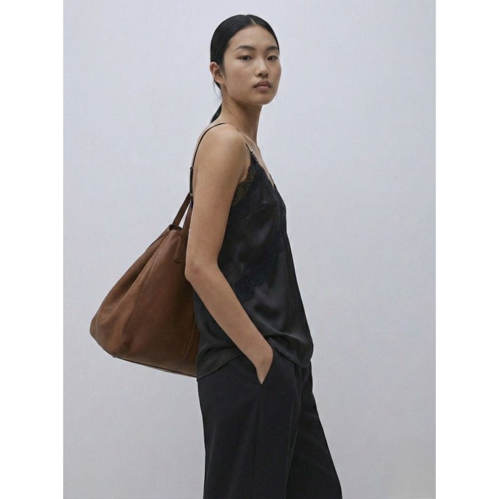 MMCHIC - BLACK STRAP TOP