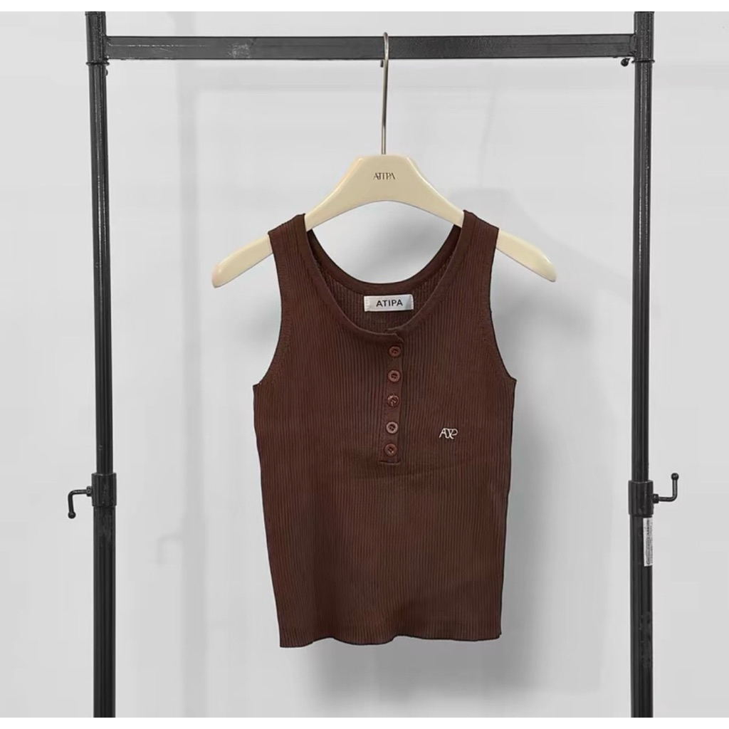 Used like new : คำอธิบาย ATIPA - Delwyn Sleeveless เสื้อกล้ามไหมพรม กระดุม หน้า5เม็ด มีดีเทลปักATP