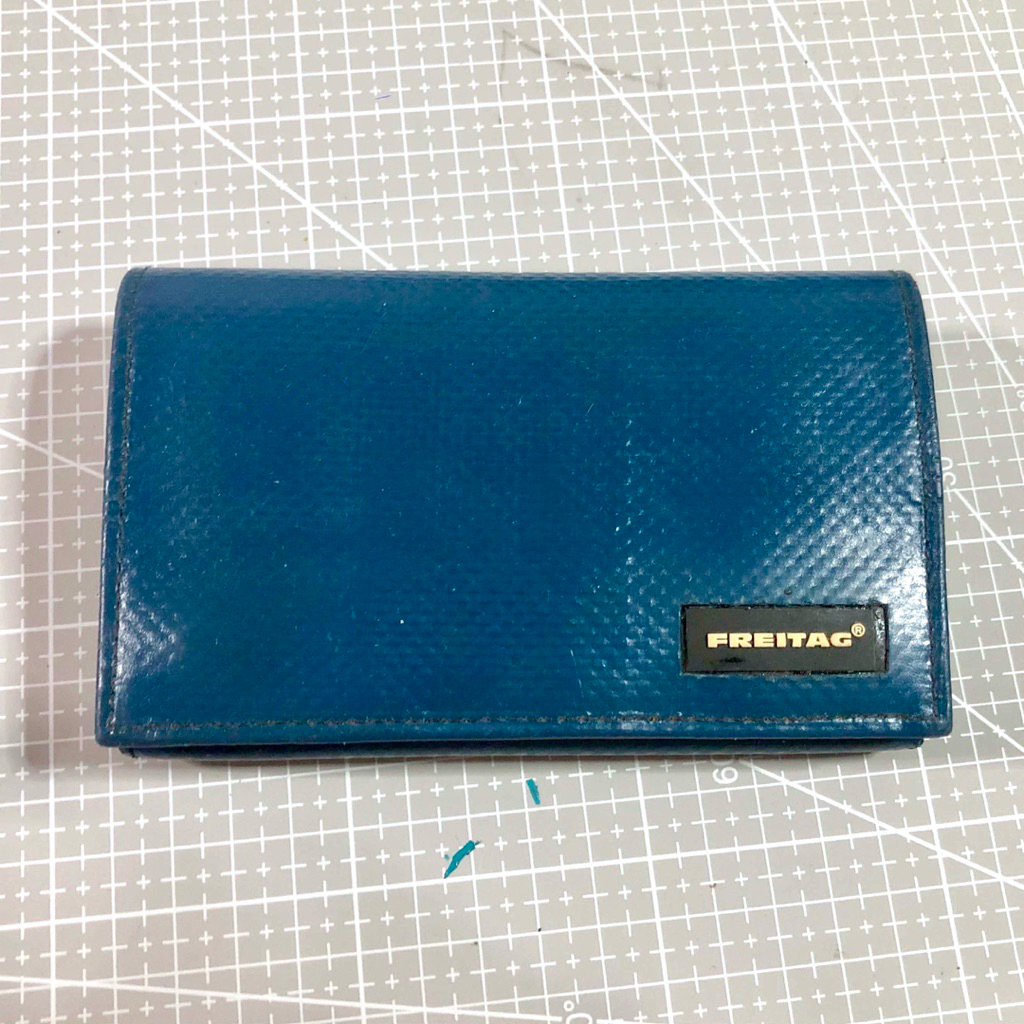 พร้อมส่ง - FREITAG กระเป๋าสตางค์ - F555 Max - 💙💛 สี น้ำเงิน  ใส้ เหลือง  /  สภาพดี ใข้งานปกติ - ของแ