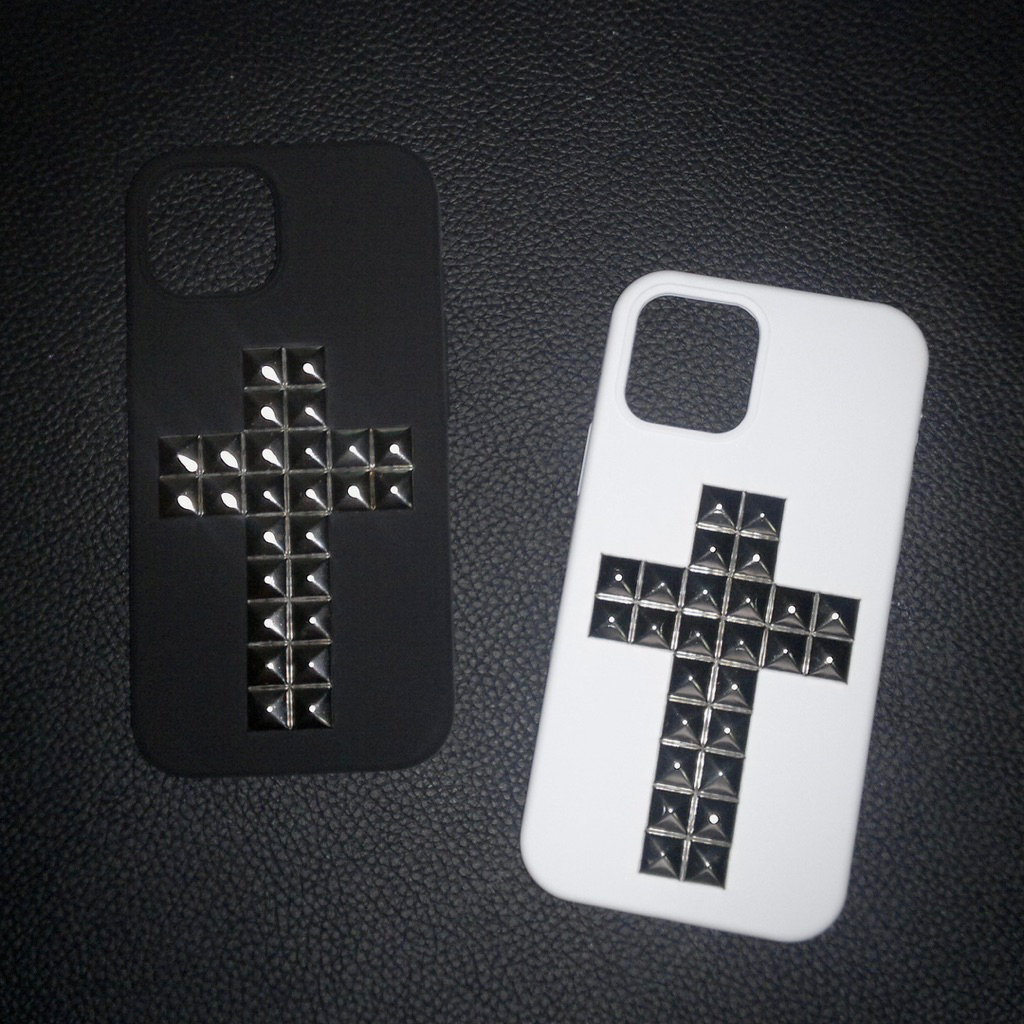 [4-7วัน] STUDDED CROSS PHONE CASE🎚️ เคสไอโฟน ซิลิโคนกำมะหยี่ ติดหมุด ไม้กางเขน
