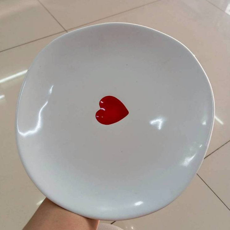 จานเซรามิก 9.5 นิ้ว จานแบน จานลายหัวใจสีแดง ทำจากเซรามิกเนื้อดี เข้าไมโครเวฟได้