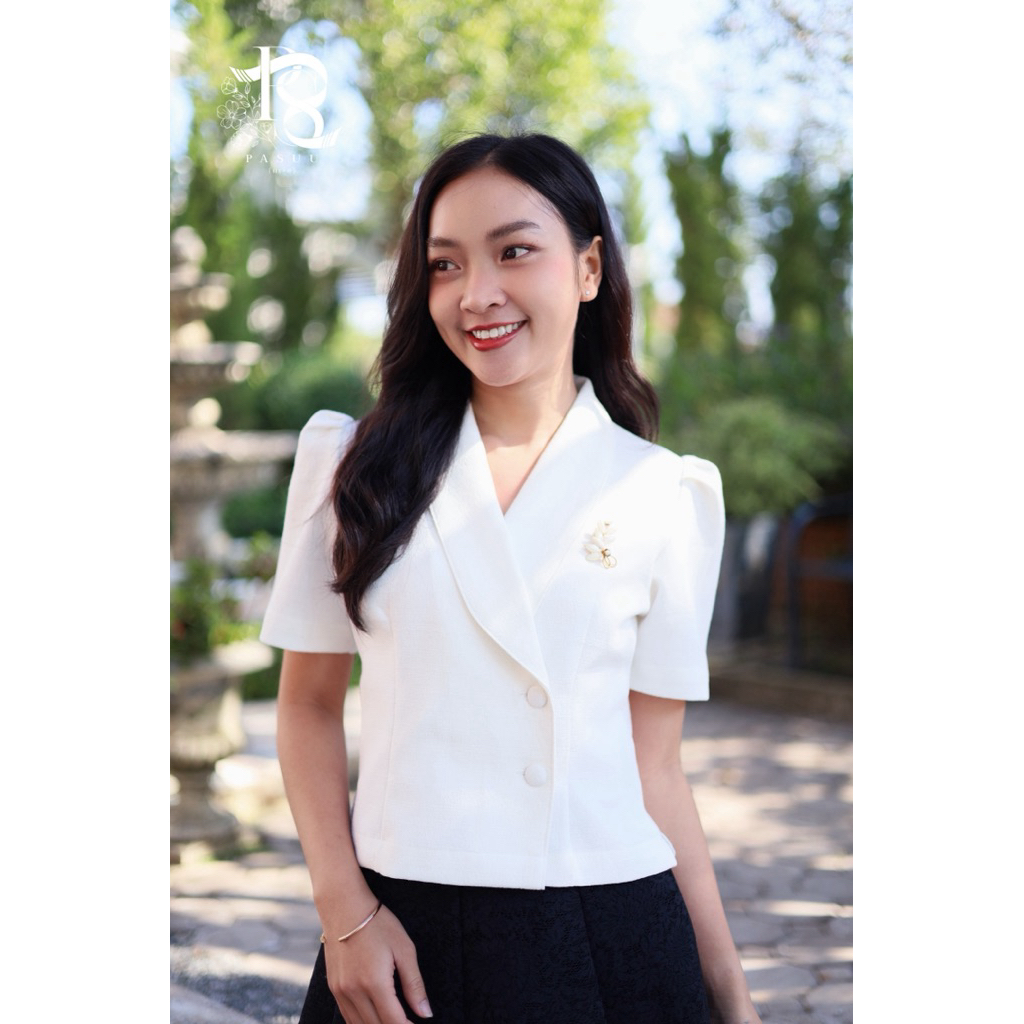 เสื้อทรงคอปกเทเลอร์ แขนตุ๊กตาดีไซน์ละมุนเน้นความเรียบหรู ผ้าฝ้ายเยื่ิอไผ่เนื้อสัมผัสนุ่มใส่สบาย อัดกาวพรีเมียมทั้งตัว