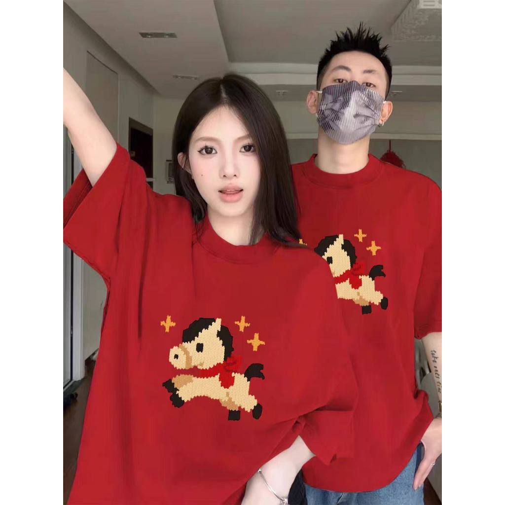 คู่รักสวมเสื้อยืดแขนสั้นฤดูร้อน 2026 ปีใหม่ใหม่ปีมะเมียสีแดงผูกเสื้อผ้าเทศกาล 1.06