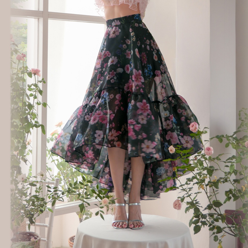 LUCA STUDIO_Hera Mullet skirt - กระโปรงทรงบาน ผ้าออแกนดี้สีดำพิมพ์ลาย ตัดต่อแต่งรูดระบายหน้าสั้น-หลังยาว