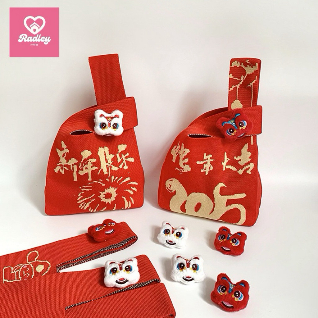 พร้อมส่ง สั่งซื้อภายใน 10/2/2569 แถมฟรี!เข็มหลัดพวงกุญแจคละลาย จำนวนจำกัด กระเป๋าผ้าไหมพรม กระเป๋าตรุษจีน เข็มกลัดมังกร