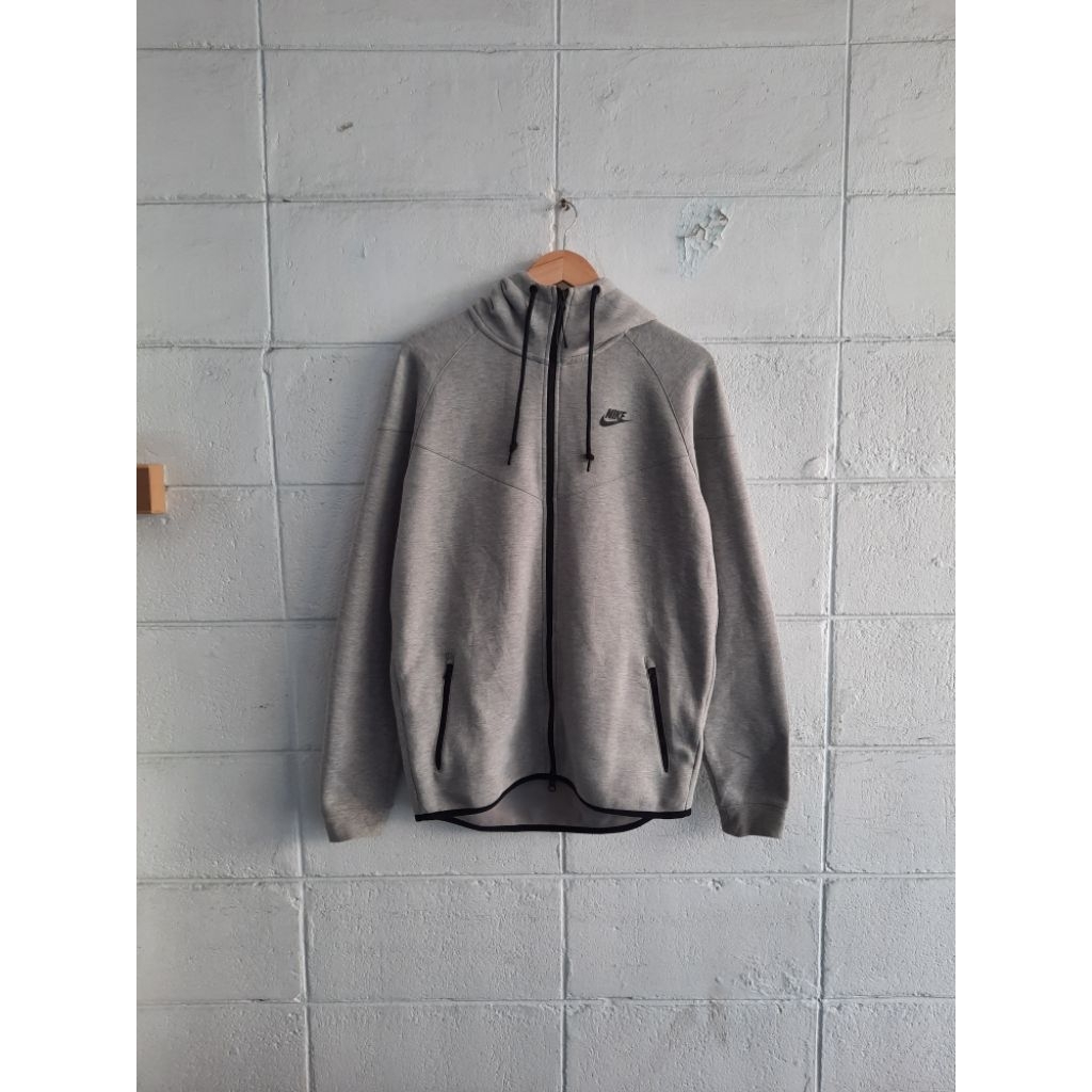 เสื้อสเวตเตอร์มือสอง แบรนด์ Nike Tech Fleece