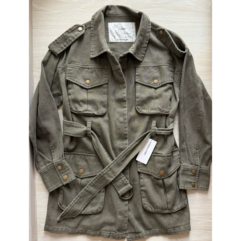 แบรนด์ AS KNOW AS PINKY 💯มือ1ป้ายห้อย เสื้อคลุมสีเขียวทหารแต่งเข้มขัด ถอดออกได้