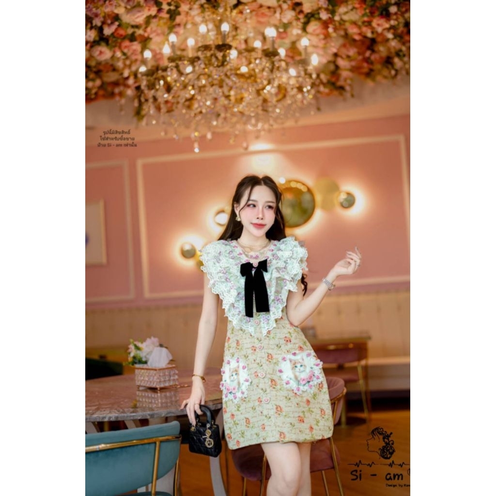 Si-am ชุดเดรสกระโปรงสั้น ผ้าทอลายอย่างดี ทรงสวย ใส่สบาย คอแต่งลูกไม้ระบาย พร้อมเข็มกลัดโบว์สีตัดกัน กระเป๋าแต่งลูกไม้ ราคา ถูกที่สุด ดีลบีเคเค แกลเลอรีภาพที่ 2