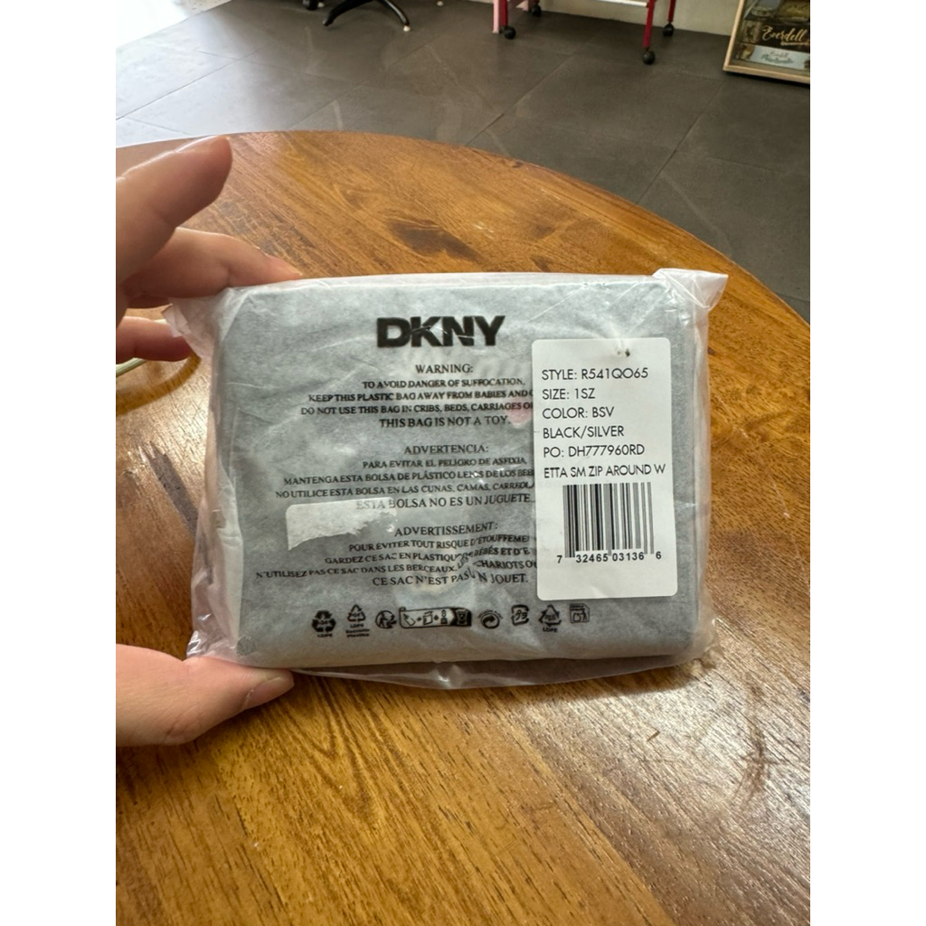 กระเป๋าสตางค์ DKNY สีดำ ของแท้