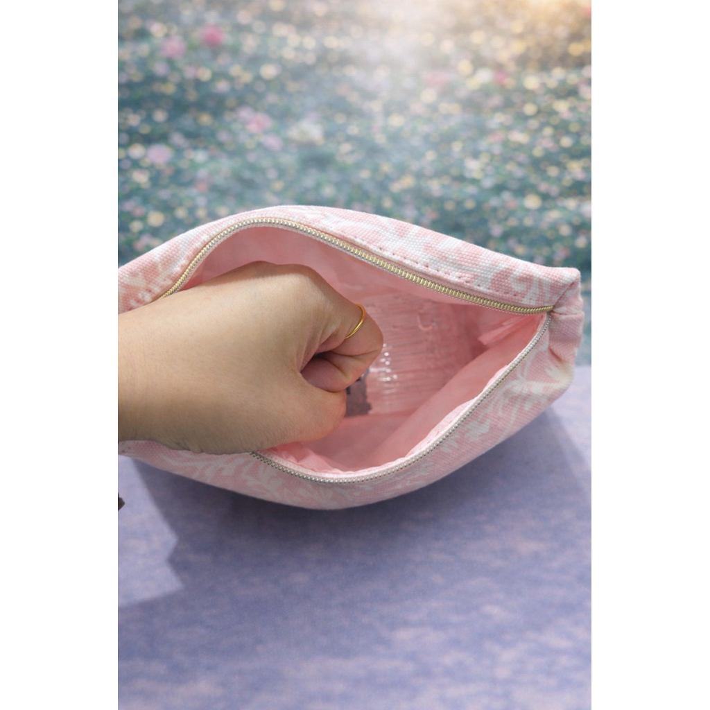กระเป๋าเครื่องสำอางเอสเต้ ของแท้100% สีชมพูนมพาสเทลตัดลายสีขาวน่ารัก มีโลโก้ที่ซิปสีทอง มือหนึ่ง พร้อมส่งค่ะ💗💗 - รูปที่ 4