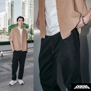 SHWING กางเกงขายาวชิโน่ ผ้า Cotton ยืด หนานุ่ม เอวมีเชือก และซิปกระดุม ทรงกระบอก Stretch Chino Pants