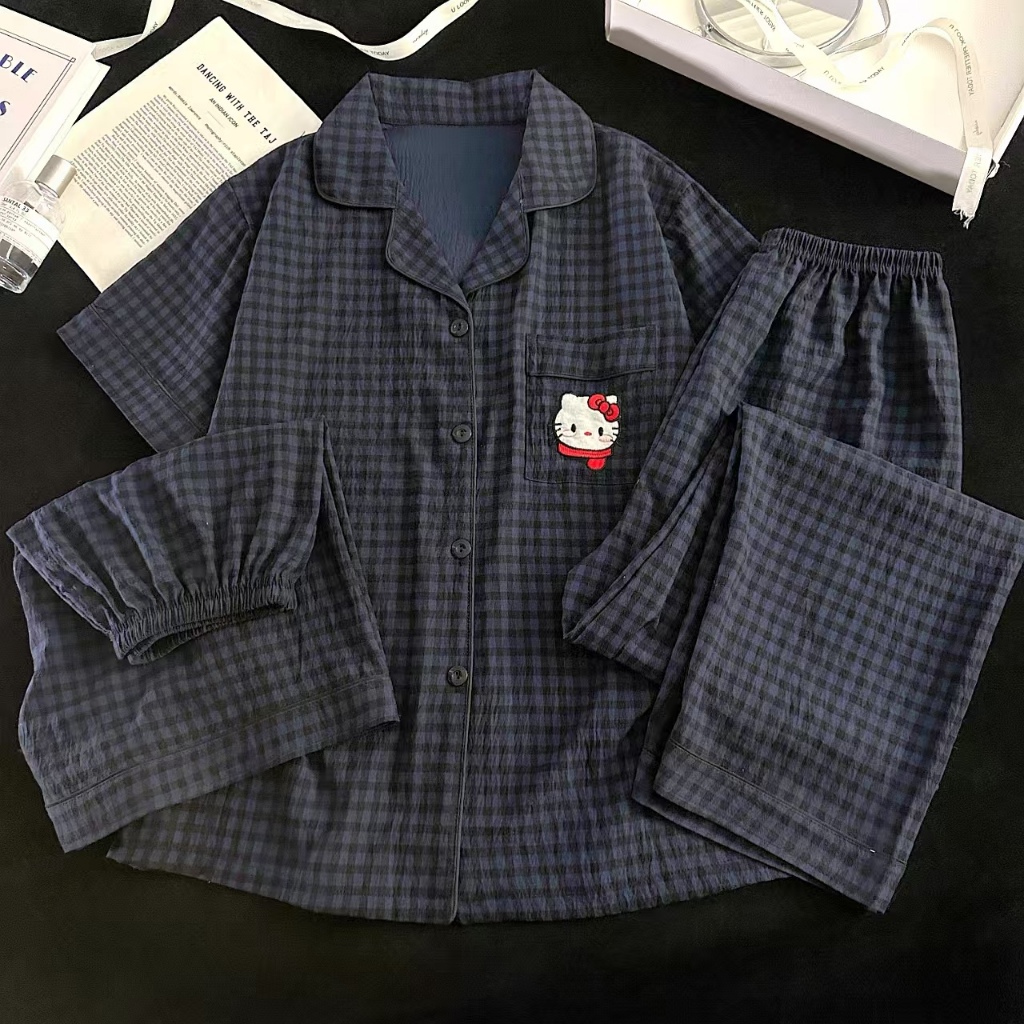 HelloKitty การออกแบบโบว์สีแดง ชุดนอนสามชิ้น เสื้อแขนสั้น กางเกงขายาว กางเกงขาสั้น เนื้อผ้าสบายและเป็นมิตรกับผิว จัดส่งด่