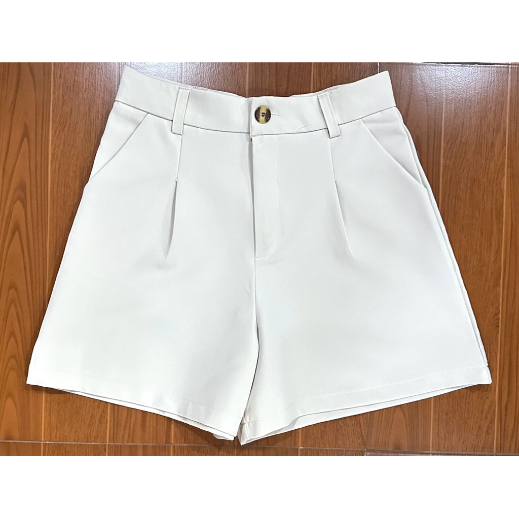 กางเกงขาสั้นสีครีม ป้าย SM shop ไซส์ M ผ้าสูทมีกระเป๋า เอว 28 สะโพก 40 ยาว 16 นิ้ว