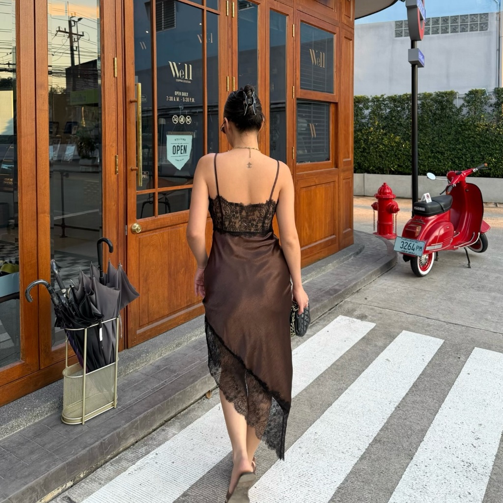 เดรสซาตินชายเบี่ยงน้ำตาล [490฿] Sylvie Dress 🍂 ซิลซาตินเนื้อหนา ผ้ามีพื้นผิวยับๆ แต่งลูกไม้ซีทรู - รูปที่ 2