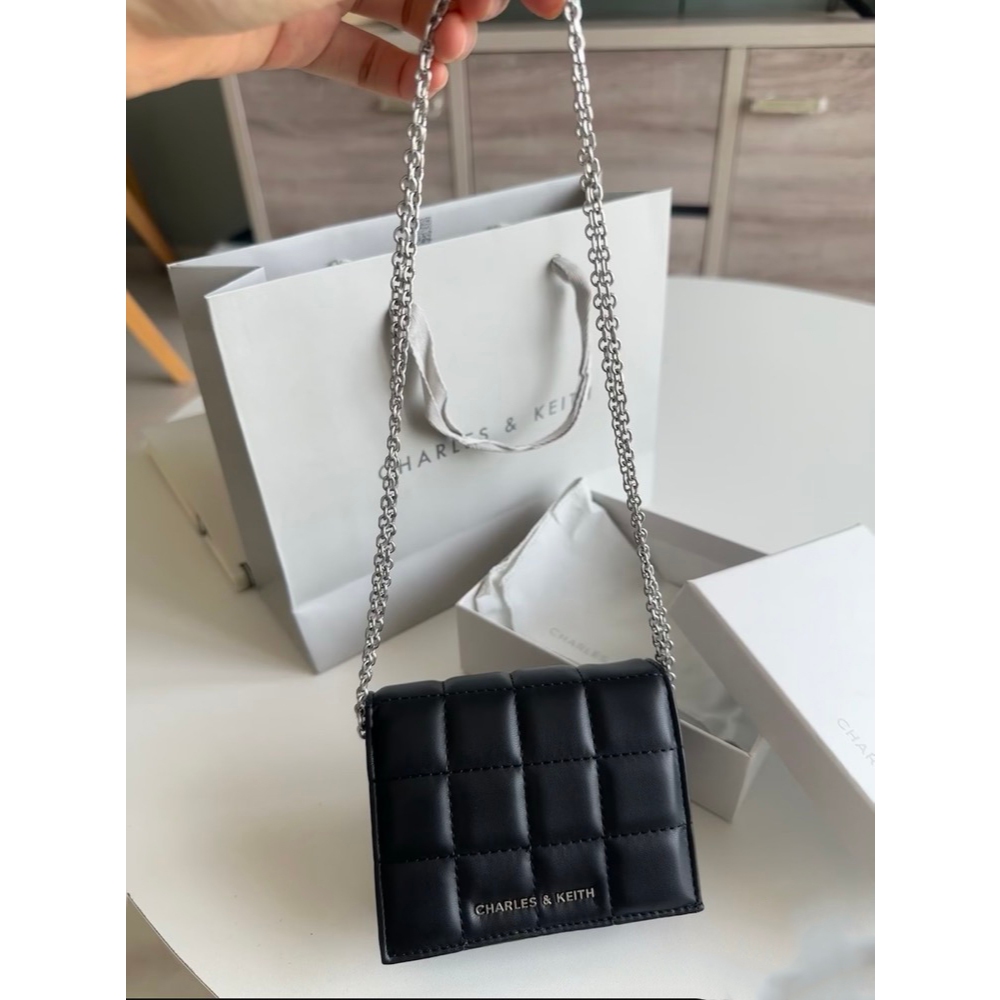 CHARLES＆KEITHร้อนขายใหม่กระเป๋าสะพายสะพาย CK6-10680988 กระเป๋าสตางค์สั้นของแท้หลายช่องเงินคลิปศูนย์ก