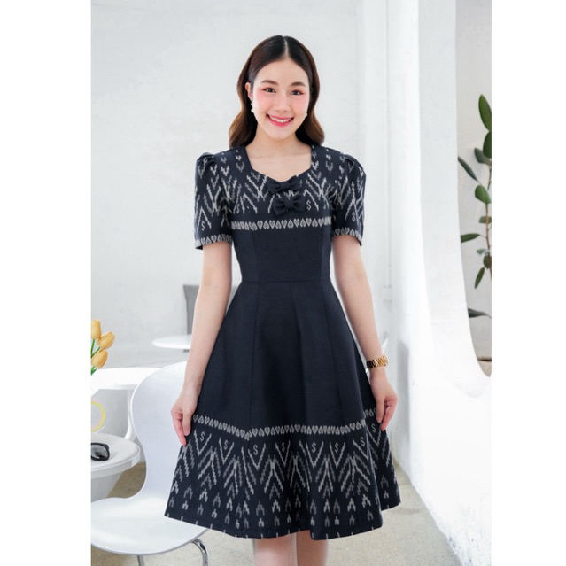 #สีดำรุ่นใหม่ เดรสผ้าทออัดกาว คอหัวใจ กระโปรงทรงบาน 8 ชิ้น  ตัดขอบเอว