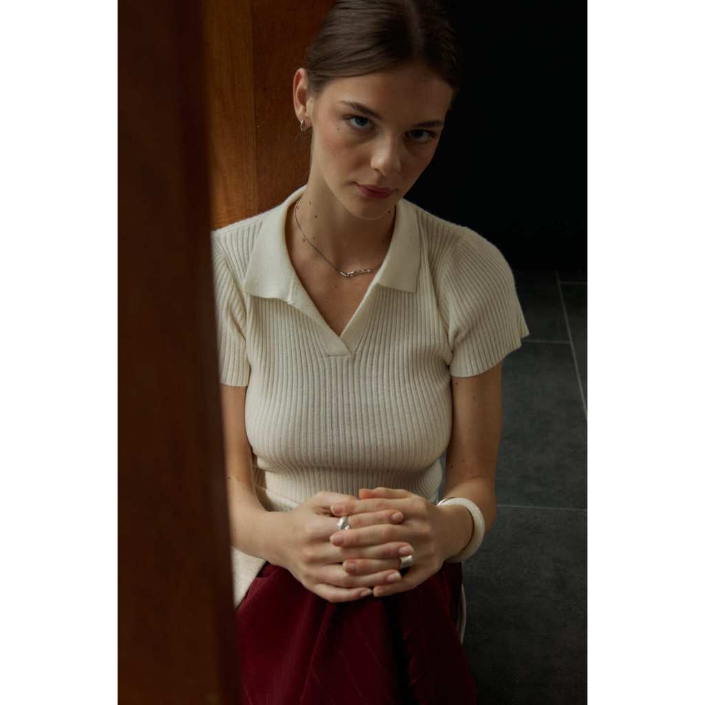Rool - Rino Polo Knit  เสื้อโปโลคอวี ไหมพรมผ้าร่อง แขนสั้น