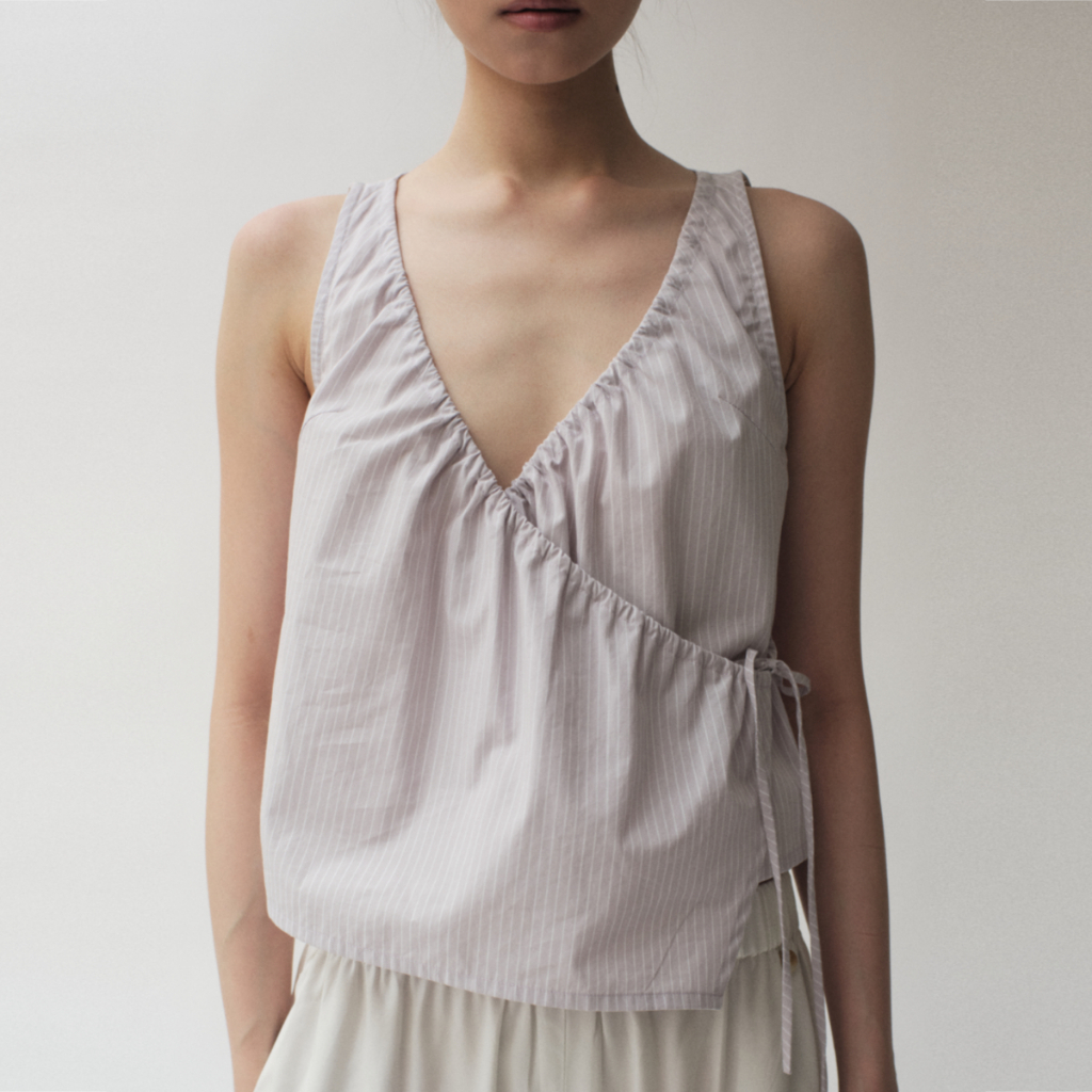 She Knows - Norma Blouse เสื้อเบลาส์แขนกุด ผูกโบว์หน้า XS-XL