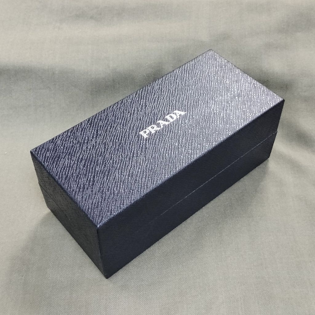 กล่องแว่นตา prada มือสอง